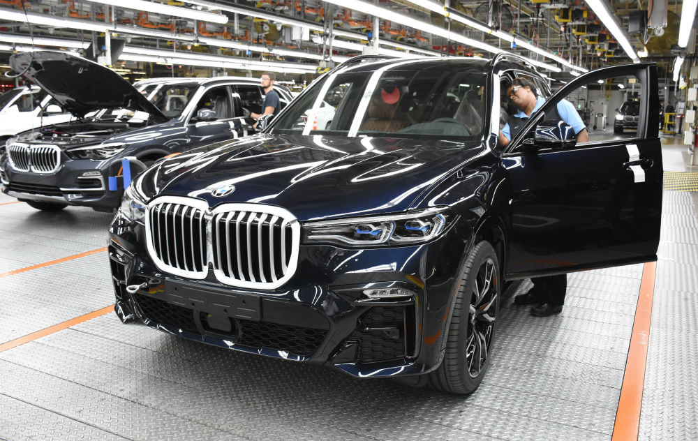 Jackie Watson inspects a new BMW X7 at â€œfinal finishâ€_x009d_ in assembly. (Photo/Provided)